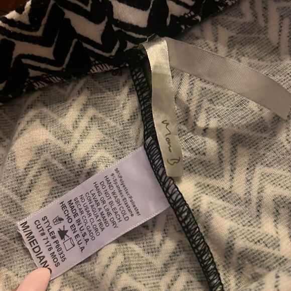 White Black Leggings - Like New Size Medium - Pattern - Stretch Leggings - Picture 3 of 3